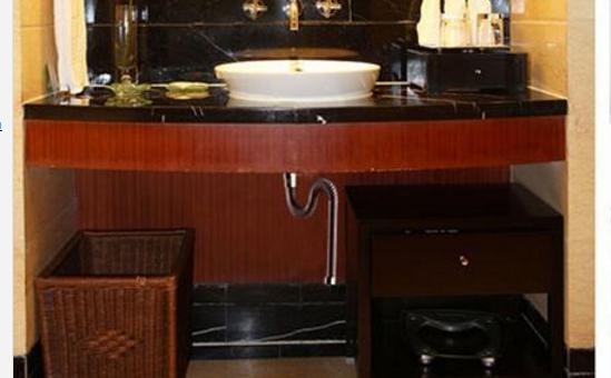 廚房或浴室水槽下水管反水原因與維修步驟