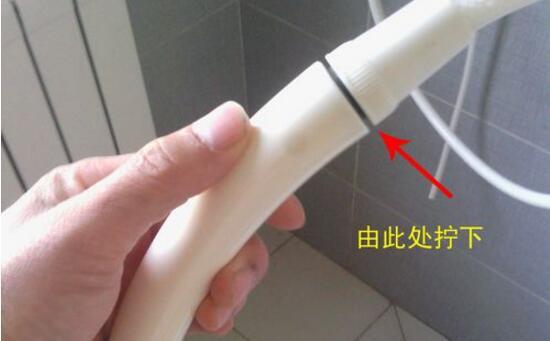 手持式淋浴器如何快速清洗淋浴头？