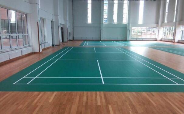 PVC運動地板與實木地板的區(qū)別，專業(yè)體育場館楓木地板優(yōu)點