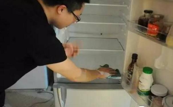 如何快速清洗冰箱异味？